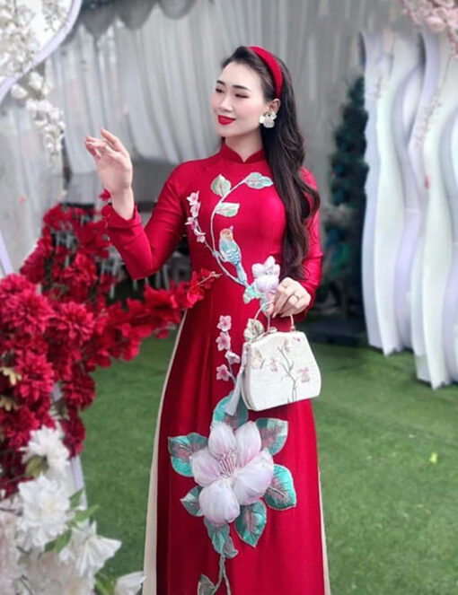 Áo dài trung niên màu đỏ đô kết voan hoa sen trắng xanh 3D - Hình ảnh 2