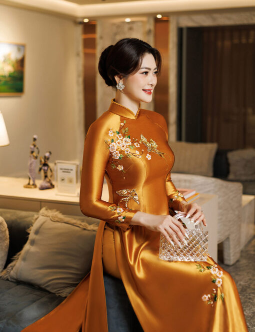 Áo dài trung niên màu vàng đồng satin thêu tay hoa nhí trắng xanh - Hình ảnh 3