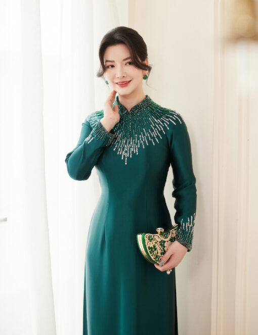 Áo dài bà sui màu xanh lá kết kim sa bung V cổ truyền thống - Hình ảnh 4